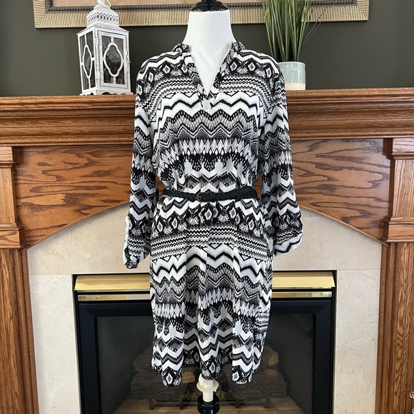 Almost Famous Black Geometric Print Belted Tribal Boho‎ Blouse Sz. XL Juniors - Picture 8 of 14